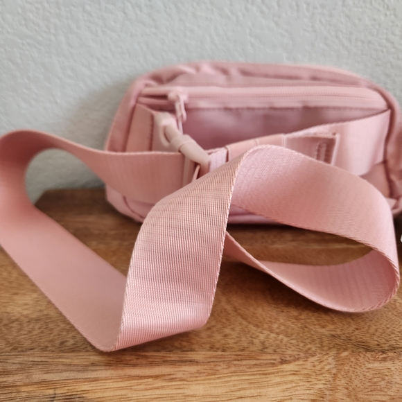 NWT Lululemon Everywhere Belt Bag Pink - Picture 4 of 6